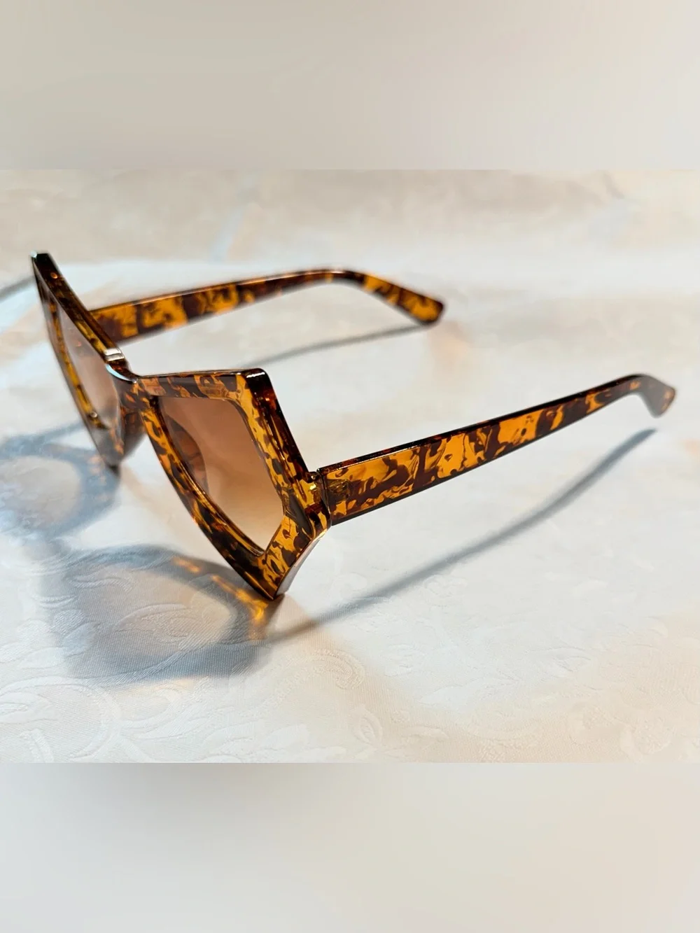 Unbranded pairs sunglasses